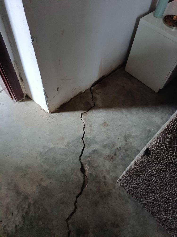 墙砖开裂是怎么回事儿(墙砖开裂是怎么回事儿啊)